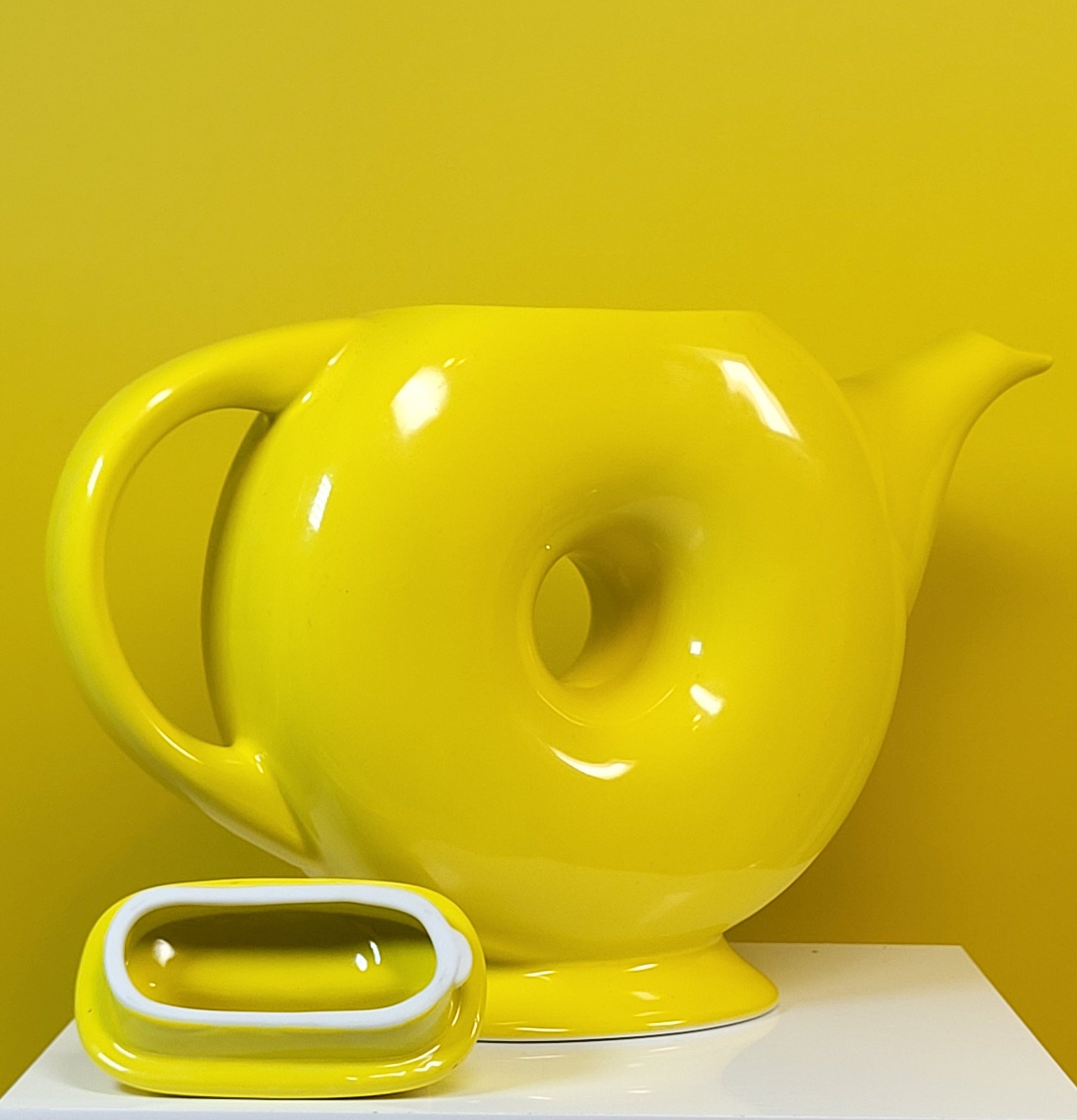 Vintage Hall Classics Canary Yellow "Donut" Teapot – 6-Cup Capacity – Excellent Condition