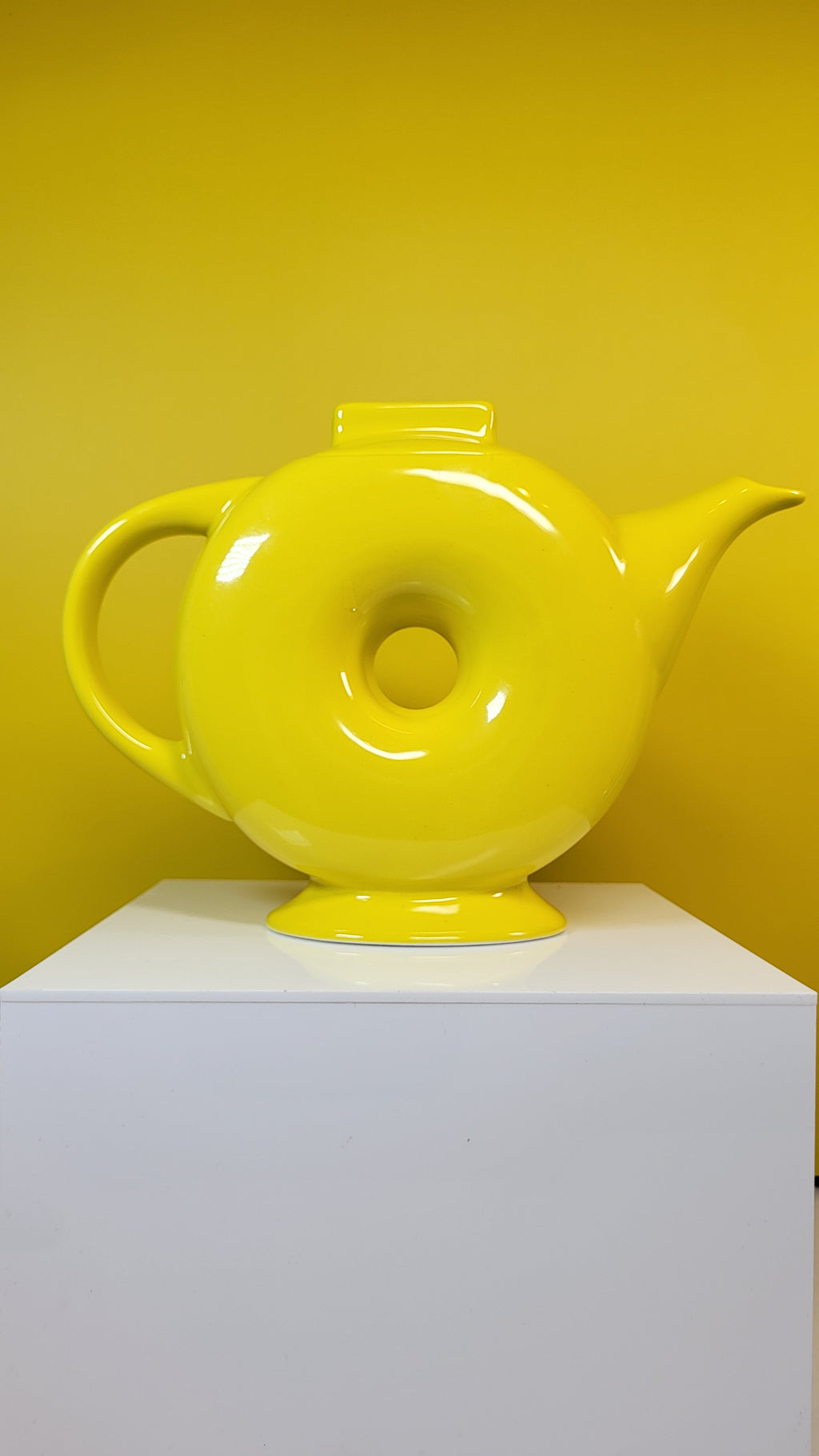 Vintage Hall Classics Canary Yellow "Donut" Teapot – 6-Cup Capacity – Excellent Condition