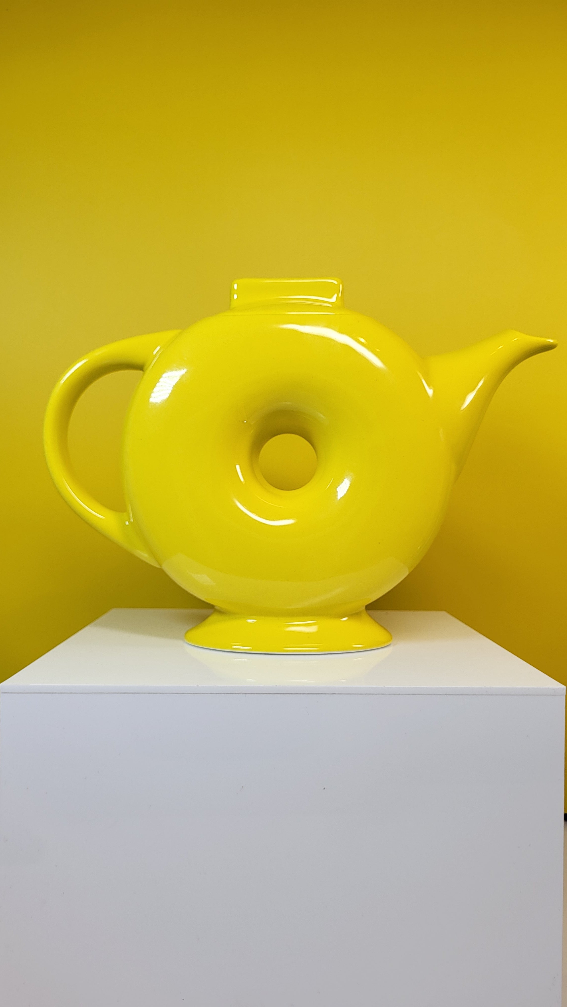 Vintage Hall Classics Canary Yellow "Donut" Teapot – 6-Cup Capacity – Excellent Condition