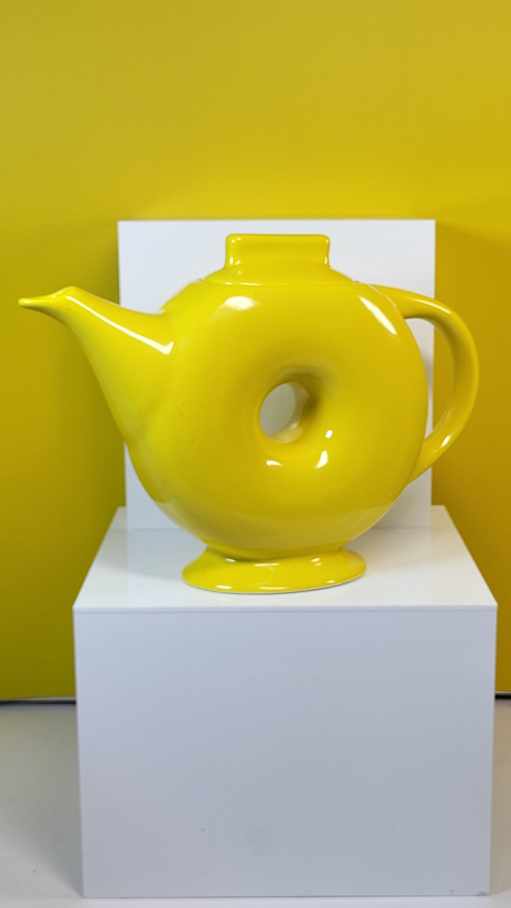 Vintage Hall Classics Canary Yellow "Donut" Teapot – 6-Cup Capacity – Excellent Condition